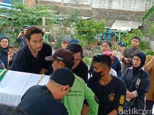 Jeje Tak Kuasa Tahan Sedih Antarkan Jenazah Ibunda ke Liang Lahad