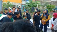 Tak lama Jeje Govinda tiba, jenazah ibunda, Farida Budyarti, langsung dibawa ke pemakaman. Jeje terlihat turut menggotong keranda sang bunda. Foto: Febri/detikHOT