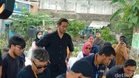 Wajah Jeje Govinda terlihat memerah, matanya berkaca-kaca menyaksikan jenazah sang bunda dimakamkan. Foto: Febri/detikHOT