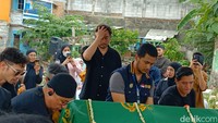 Jeje Govinda tak bisa menutupi kesedihannya melihat jenazah sang bunda dimasukan ke liang lahad. Foto: Febri/detikHOT