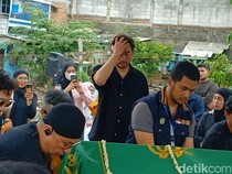 Jeje Govinda Antar Ibunda ke Peristirahatan Terakhir-Kehadiran Nagita Slavina