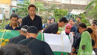 Ibunda Jeje Govinda dimakamkan di TPU Hanafi di kawasan Rawamangun, Jakarta Timur. Syahnaz dan anak-anaknya masih berada di London karena belum mendapat tiket pulang. Foto: Febri/detikHOT