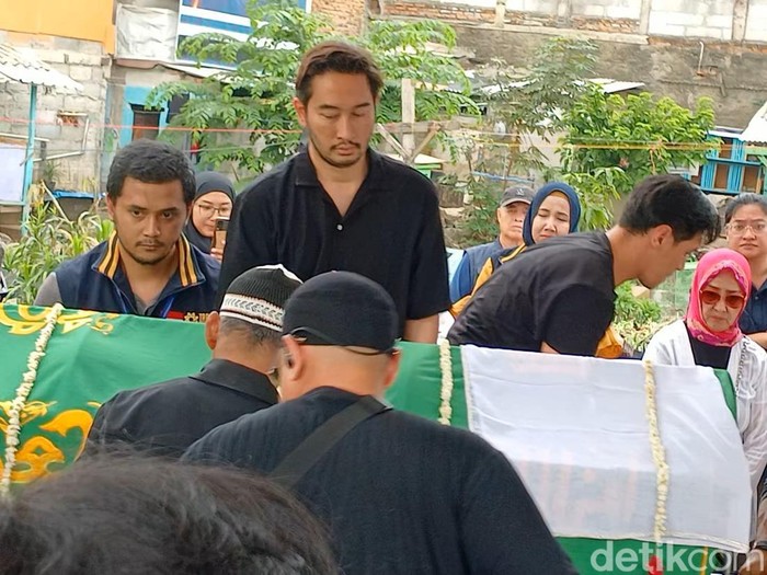 Jeje Govinda dipemakaman ibunda.