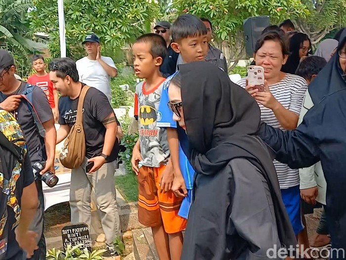 Jeje Govinda dipemakaman ibunda.