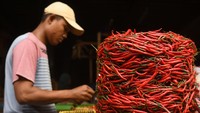 Sejumlah pedagang setempat menyebutkan harga sejumlah jenis cabai mengalami kenaikan rata-rata Rp 20.000 per kilogram.