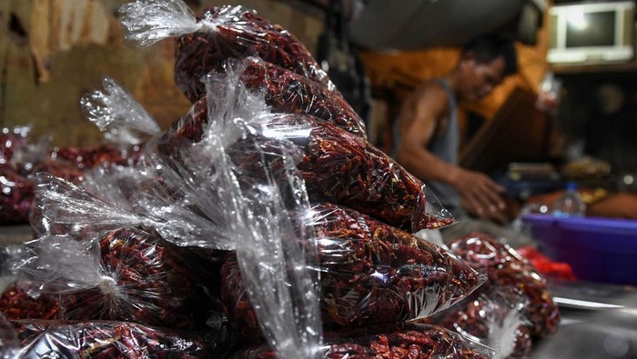 Pedagang menata cabaimerah di salah satu lapak di Pasar Tradisional Pasar Minggu, Jakarta, Selasa (12/12/2023). Sejumlah pedagang setempat menyebutkan harga sejumlah jenis cabai mengalami kenaikan rata-rata Rp20.000 per kilogram karena dipicu permintaan meningkat menjelang Hari Raya Natal 2023 dan Tahun Baru 2024.