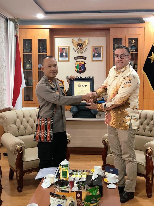 Kapolres Flores Timur AKBP I Nyoman Putra Sandita saat menerima penghargaan dari Australian Federal Police (AFP), di Polda NTT, Senin (11/12/2023).