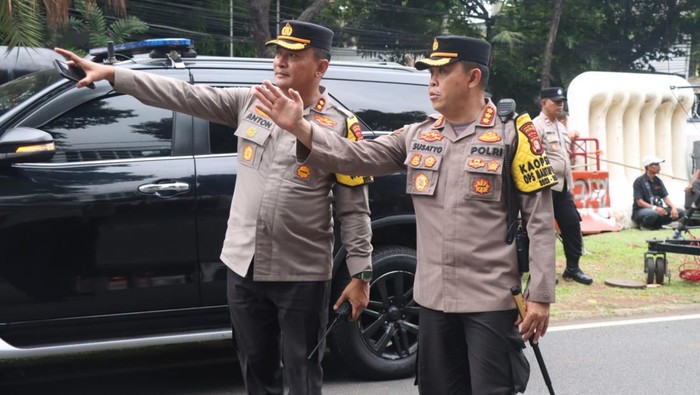 Kapolres Jakpus Kombes Susatyo Purnomo Condro saat mengecek situasi di sekitar KPU (Rizky/detikcom)