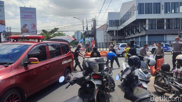 Polisi melakukan olah TKP di lokasi kecelakaan yang menewaskan warga Semarang, Jalan Brigjen Katamso, Semarang, Selasa (12/12/2023).
