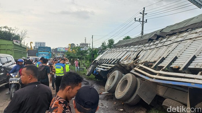 Kecelakaan truk dan motor di Jambi