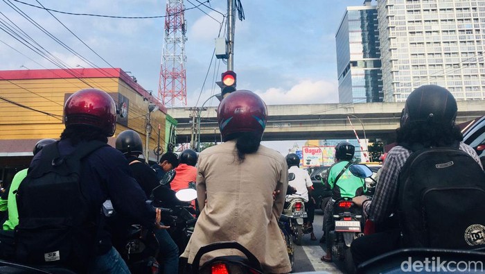 Kemacetan di Medan gegara proyek pembangunan. (Adhe Junaedy/detikSumut)