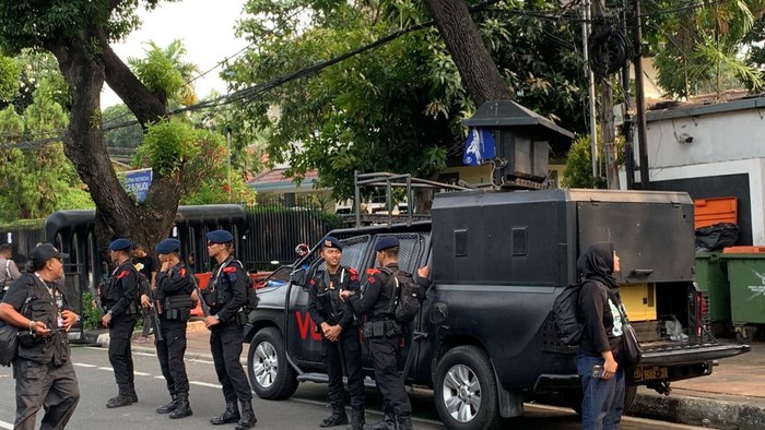 Kendaraan taktis siaga di depan KPU jelang debat pilpres 2024