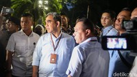 Tema debat perdana untuk capres itu yakni pemerintahan, hukum, HAM, pemberantasan korupsi, penguatan demokrasi, peningkatan layanan publik dan kerukunan warga.