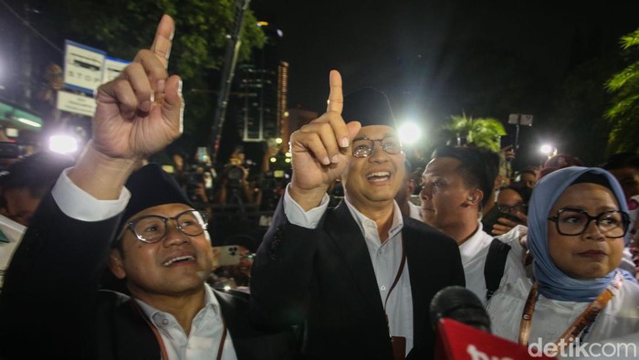 Ketiga Paslon Capres-Cawapres Tiba di KPU, Debat Perdana Siap Dimulai Satu persatu pasangan Capres dan Cawapres memasuki arena debat di KPU. Tim pemenangan dari masing-masing Capres juga turut hadir di gedung KPU, Jakarta, Selasa (12/12/2023).