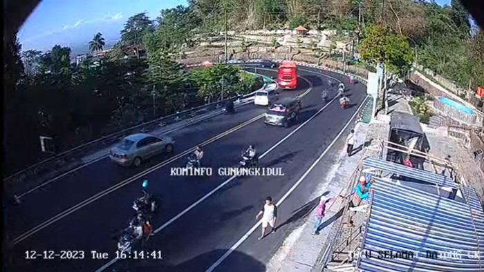 Kondisi arus lalu lintas (lalin) di jalur Jogja-Wonosari, Selasa (12/12/2023), pukul 16.14 WIB.