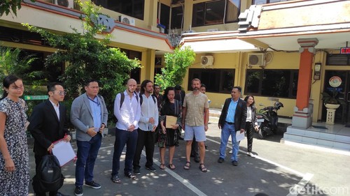 Sejumlah WNA terduga korban penipuan investasi Golden City didampingi para kuasa hukum mendatangi Polda Bali, Selasa (12/12/2023). (I Wayan Sui Suadnyana/detikBali)