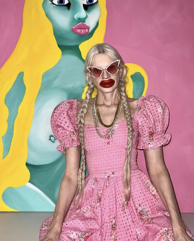 Meski usianya tak muda lagi, ia masih suka bergaya nyentrik. Unggahannya di Instagram penuh dengan foto OOTD yang menampilkan ia berpakaian heboh. Aksesorinya pun tak kalah mencolok. (Foto: Instagram/@kristen_mcmenamy)