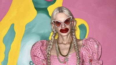 8 Gaya Nyentrik Kristen McMenamy, Model Zara yang Dihujat Pendukung Palestina