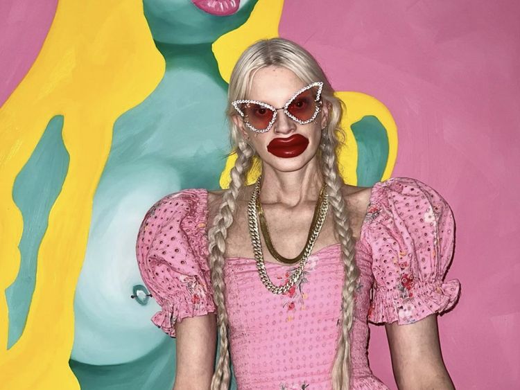 8 Gaya Nyentrik Kristen McMenamy, Model Zara yang Dihujat Pendukung Palestina
