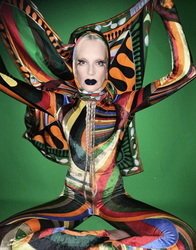 Belakangan, kolom Instagram model yang pernah menjadi muse Karl Lagerfeld itu penuh hujatan lantaran iklan kontroversial Zara. Ia bahkan sampai dituduh ikut mendukung genosida Palestina. (Foto: Instagram/@kristen_mcmenamy)