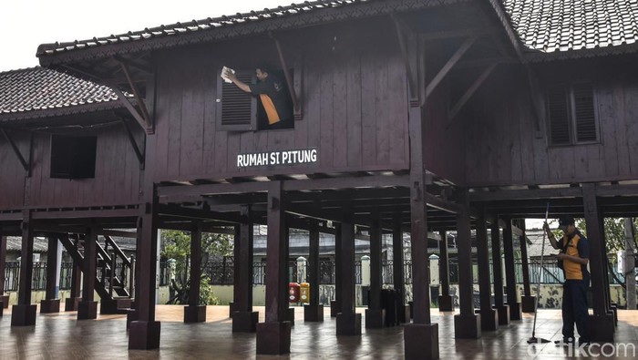 Kunjungan ke Cagar Budaya Rumah Si Pitung kembali dibuka Petugas membersihkan alat musik koleksi Museum Rumah Si Pitung di Marunda, Jakarta Utara, Senin (11/12/2023). Pengelola situs Cagar Budaya Rumah Si Pitung UPTD Museum Kebaharian DKI Jakarta akan membuka kembali kunjungan wisatawan ke bangunan khas Betawi Pesisir itu pada Rabu 13 Desember 2023 setelah sempat ditutup beberapa pekan karena direnovasi. ANTARA FOTO/M Riezko Bima Elko Prasetyo/sgd/aww.