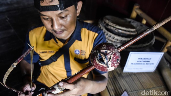 Petugas membersihkan alat musik koleksi Museum Rumah Si Pitung di Marunda, Jakarta Utara, Senin (11/12/2023). Pengelola situs Cagar Budaya Rumah Si Pitung UPTD Museum Kebaharian DKI Jakarta akan membuka kembali kunjungan wisatawan ke bangunan khas Betawi Pesisir itu pada Rabu 13 Desember 2023 setelah sempat ditutup beberapa pekan karena direnovasi. ANTARA FOTO/M Riezko Bima Elko Prasetyo/sgd/aww.
