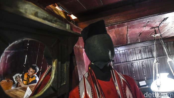 Kunjungan ke Cagar Budaya Rumah Si Pitung kembali dibuka Petugas membersihkan alat musik koleksi Museum Rumah Si Pitung di Marunda, Jakarta Utara, Senin (11/12/2023). Pengelola situs Cagar Budaya Rumah Si Pitung UPTD Museum Kebaharian DKI Jakarta akan membuka kembali kunjungan wisatawan ke bangunan khas Betawi Pesisir itu pada Rabu 13 Desember 2023 setelah sempat ditutup beberapa pekan karena direnovasi. ANTARA FOTO/M Riezko Bima Elko Prasetyo/sgd/aww.