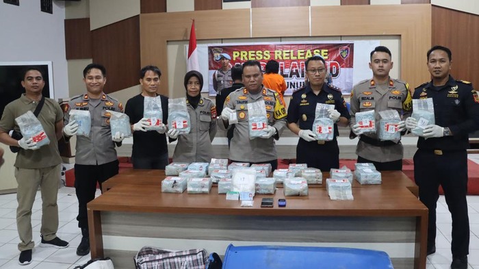 Kurir sabu 31 kilogram saat diamankan Polres Nunukan. Kurir sabu 31 kilogram saat diamankan Polres Nunukan.