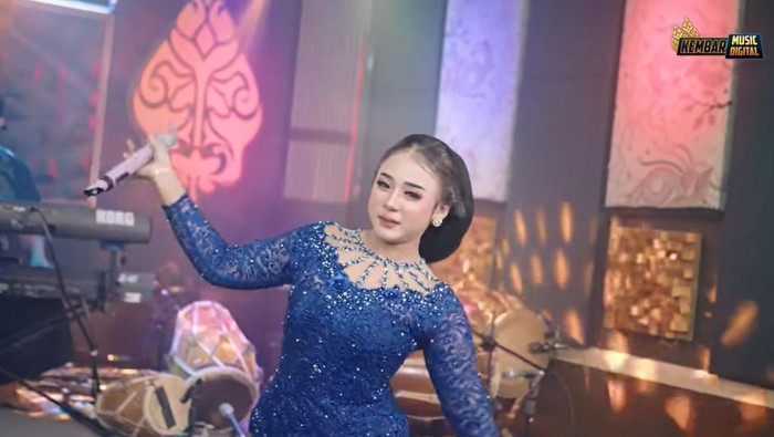 Lagu Titeni lan Enteni yang Dinyanyikan Niken Salindry