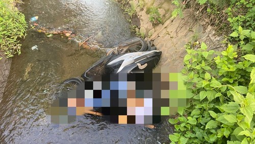 Petugas melakukan evakuasi terhadap jasad Ardiansyah Setiawan (23) yang diduga meninggal usai terjatuh di dalam selokan.