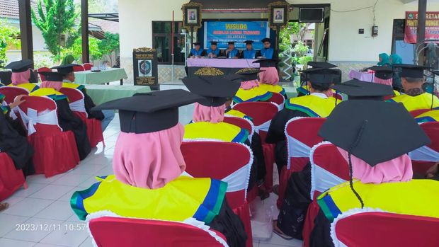 lansia banyuwangi lulus selantang dan diwisuda