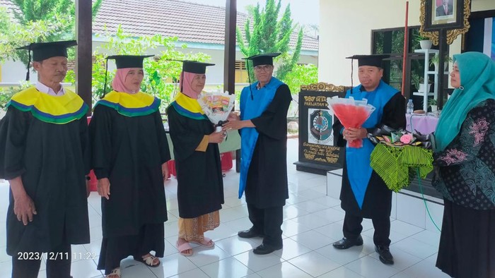 lansia banyuwangi lulus selantang dan diwisuda
