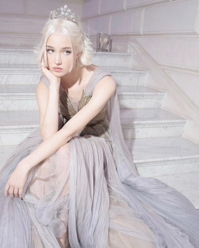 Wanita 20 tahun itu baru-baru ini kembali jadi sorotan setelah hadir dalam acara Le Bal des Debutantes di Paris. Wanita yang dijuluki Serena van der Woodsen versi modern itu bahkan menjadi pembuka dari gelaran ekslusif yang dihadiri anggota kerajaan, solialita, filantropis dari berbagai negara tersebut. Foto: Instagram Lara Cosima