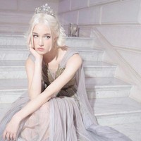 Wanita 20 tahun itu baru-baru ini kembali jadi sorotan setelah hadir dalam acara Le Bal des Debutantes di Paris. Wanita yang dijuluki Serena van der Woodsen versi modern itu bahkan menjadi pembuka dari gelaran ekslusif yang dihadiri anggota kerajaan, solialita, filantropis dari berbagai negara tersebut. Foto: Instagram Lara Cosima