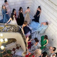 Selain karena penampilan cantik dan kehidupan mewah, banyak netizen tertarik dengan latar belakangnya. Diketahui datang dari keluarga elite dan punya ayah yang merupakan sutradara The Tourist, Lara memiliki ibu seorang pengacara dan direktur organisasi Creative Commons. Sedangkan kakeknya, mantan presiden Ordo Militer Berdaulat Malta. Foto: Instagram Lara Cosima