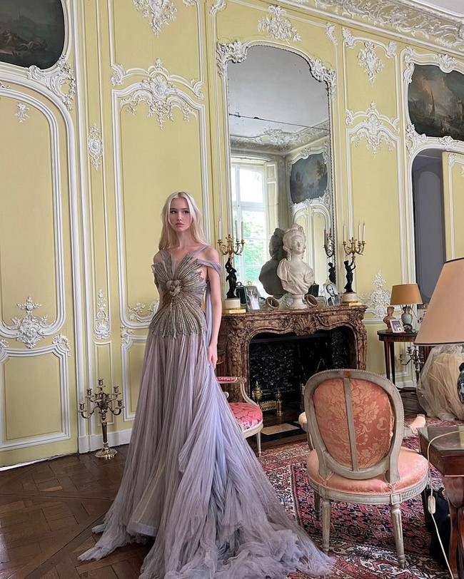 Lara Cosima disebut hidup bak serial Gossip Girl karena dirinya baru saja diterima bekerja magang di brand Dior untuk divisi haute couture di Paris. Foto: Instagram Lara Cosima