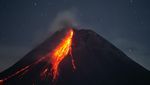 Lava Pijar Meluncur dari Puncak Merapi