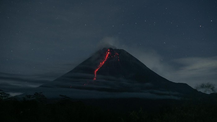 Guguran lava pijar Gunung Merapi terlihat dari Turi, Sleman, DI Yogyakarta, Selasa (12/12/2023). Menurut data BPPTKG periode pengamatan 11 Desember 2023 pukul 00.00-24.00 WIB telah terjadi 24 kali guguran lava dengan jarak luncuran maksimal 1.900 meter ke Kali Bebeng dan tiga kali guguran lava dengan jarak luncur 1.000 meter ke arah Kali Boyong, tingkat aktivitas Gunung Merapi Siaga (level III). ANTARA FOTO/Hendra Nurdiyansyah/rwa.