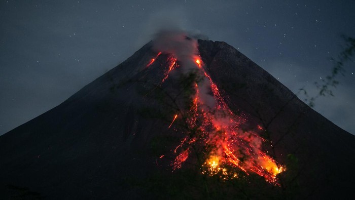 Guguran lava pijar Gunung Merapi terlihat dari Turi, Sleman, DI Yogyakarta, Selasa (12/12/2023). Menurut data BPPTKG periode pengamatan 11 Desember 2023 pukul 00.00-24.00 WIB telah terjadi 24 kali guguran lava dengan jarak luncuran maksimal 1.900 meter ke Kali Bebeng dan tiga kali guguran lava dengan jarak luncur 1.000 meter ke arah Kali Boyong, tingkat aktivitas Gunung Merapi Siaga (level III). ANTARA FOTO/Hendra Nurdiyansyah/rwa.