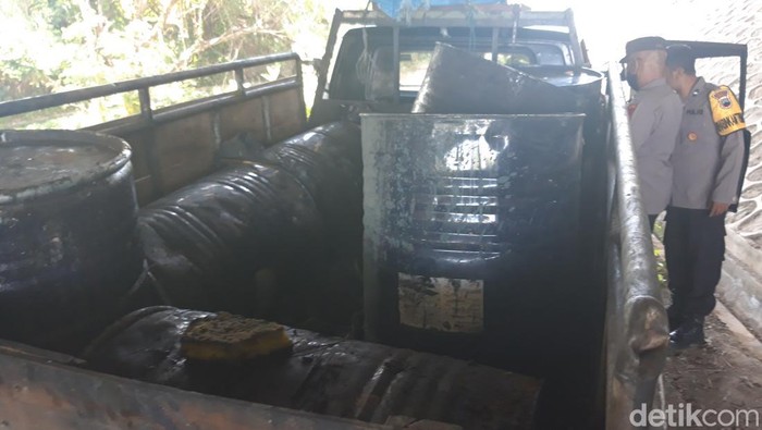 Warga menangkap mobil pembuang limbang ke sungai Pepe di Brajan, Mojosongo, Boyolali, Selasa (12/12/2023).