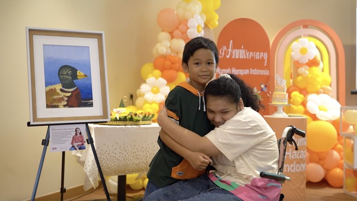 Lukisan anak disabilitas Bandung yang dilelang untuk membantu anak-anak yang sedang mengalami menjalani pengobatan penyakit berat tidak menular.