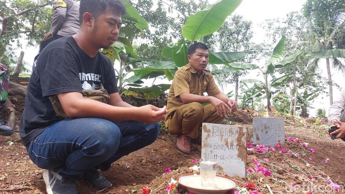 Makam koban R (13) di Desa Cikalahang, Kabupaten Cirebon.