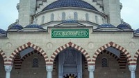 Masjid Agung Simferopol memiliki satu kubah besar dengan diameter 19 meter. Ada kubah-kubah yang menopang kubah ini dan delapan kubah yang lebih kecil.