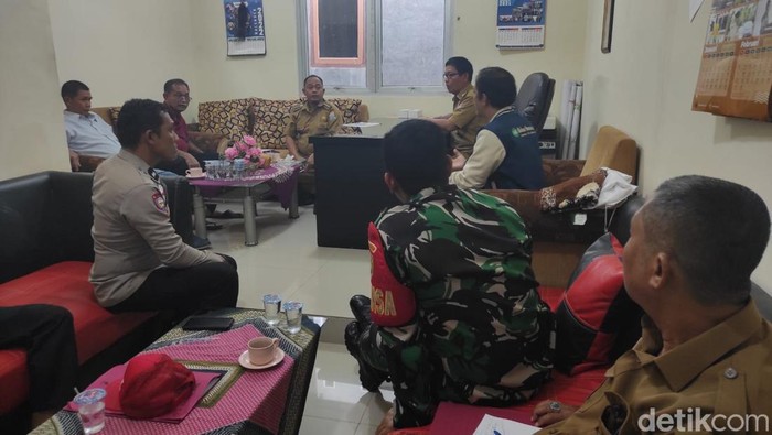 Mediasi antara warga dan pemilik lahan di Camat Kemuning dengan dihadiri Polri,TNI dan Camat.