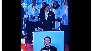Ada saja netizen yang salah fokus dengan asyiknya aksi juru bicara isyarat dalam debat capres 2024. Foto: Twitter