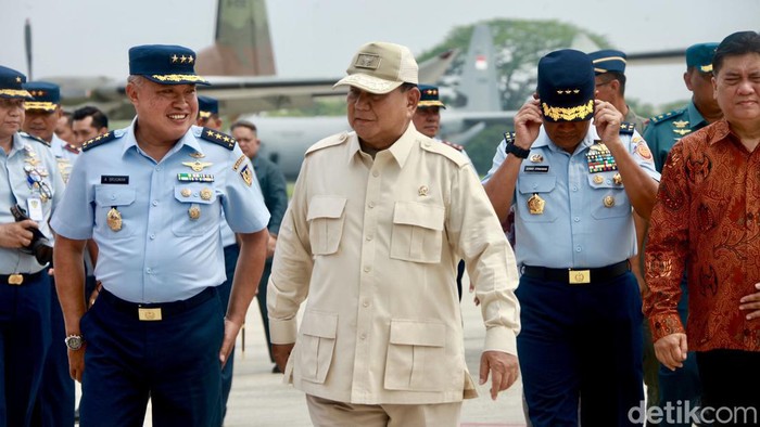 Menteri Pertahanan Prabowo Subianto menyampaikan pidatonya sebelum penyerahan pesawat yang dilakukan di Lanud Halim Perdanakusuma, Jakarta Timur, Selasa (12/12/2023).