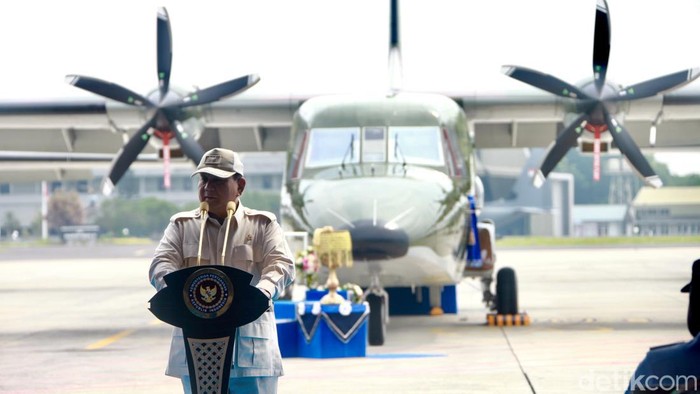 Menhan Prabowo Serahkan 5 Pesawat NC-212i Buatan Lokal ke TNI AU Menteri Pertahanan Prabowo Subianto menyampaikan pidatonya sebelum penyerahan pesawat yang dilakukan di Lanud Halim Perdanakusuma, Jakarta Timur, Selasa (12/12/2023).