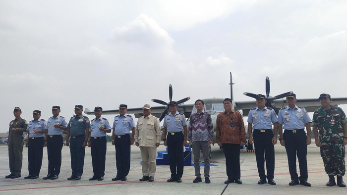 Menhan RI Prabowo Subianto menyerahkan  lima unit pesawat NC-212i kepada TNI Angkatan Udara (AU) di Lanud Halim Perdanakusuma, Jaktim, Selasa (12/12/2023).