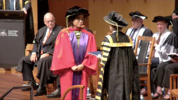 Menteri Keuangan Sri Mulyani Indrawati menerima gelar kehormatan Honoris Causa Doctor of Laws dari Australia National University atas kontribusinya pada pembangunan ekonomi dan reformasi di level tertinggi, Selasa (12/12/2023). (Tangkapan Layar Video)