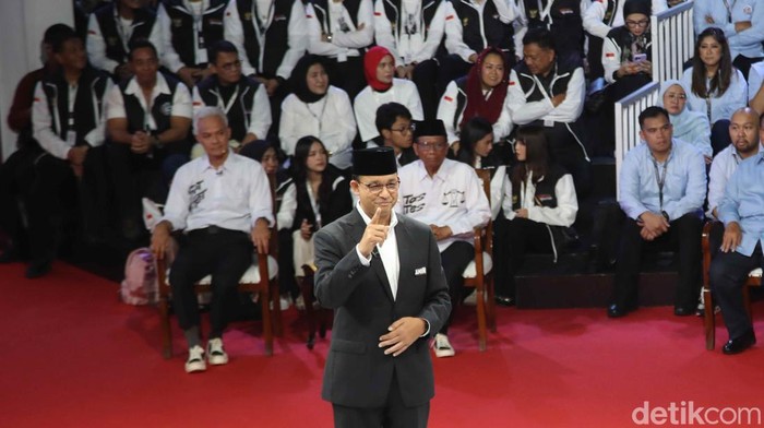 Momen Anies Berbicara Perdana di Panggung Debat Pilpres 2024